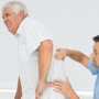 O que é a dor na coluna em idosos?