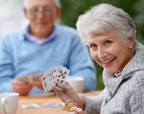 ásia idosos mulher jogando quebra-cabeças jogos para prática